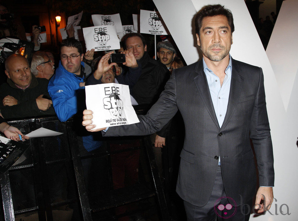 Javier Bardem apoya a los trabajadores del Teatro Español en el estreno de 'Skyfall' en Madrid