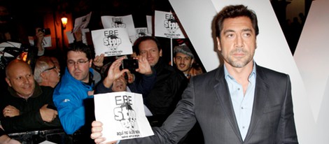 Javier Bardem apoya a los trabajadores del Teatro Español en el estreno de 'Skyfall' en Madrid