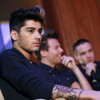 Zayn Malik pensativo deja a la vista su tatuaje en París