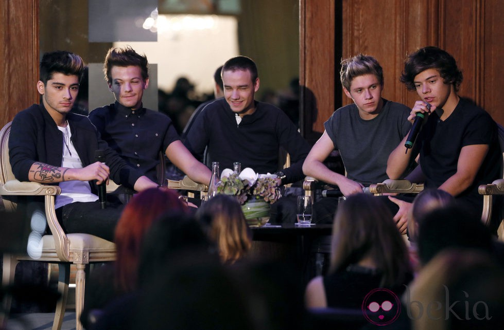 Zayn, Louis, Liam, Niall y Harry en una conferencia en París 