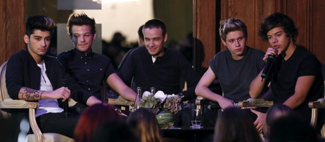 Zayn, Louis, Liam, Niall y Harry en una conferencia en París 