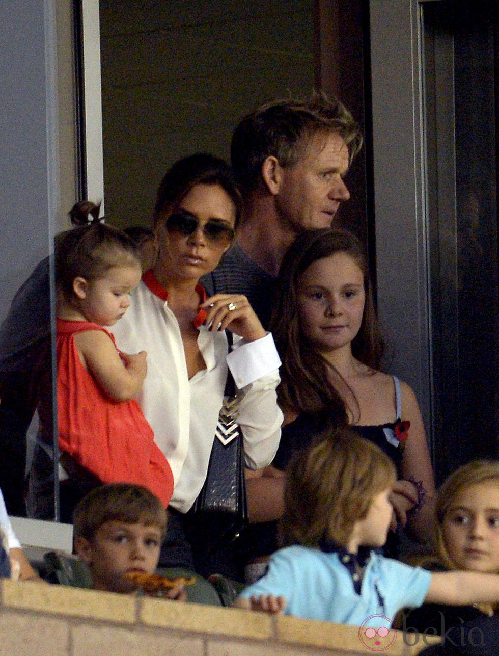 Victoria Beckham anima a su marido durante un partido de fútbol con Harper Seven