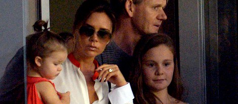 Victoria Beckham anima a su marido durante un partido de fútbol con Harper Seven