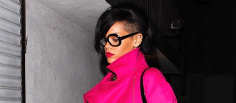 Rihanna luce nuevo corte de pelo y extraño look