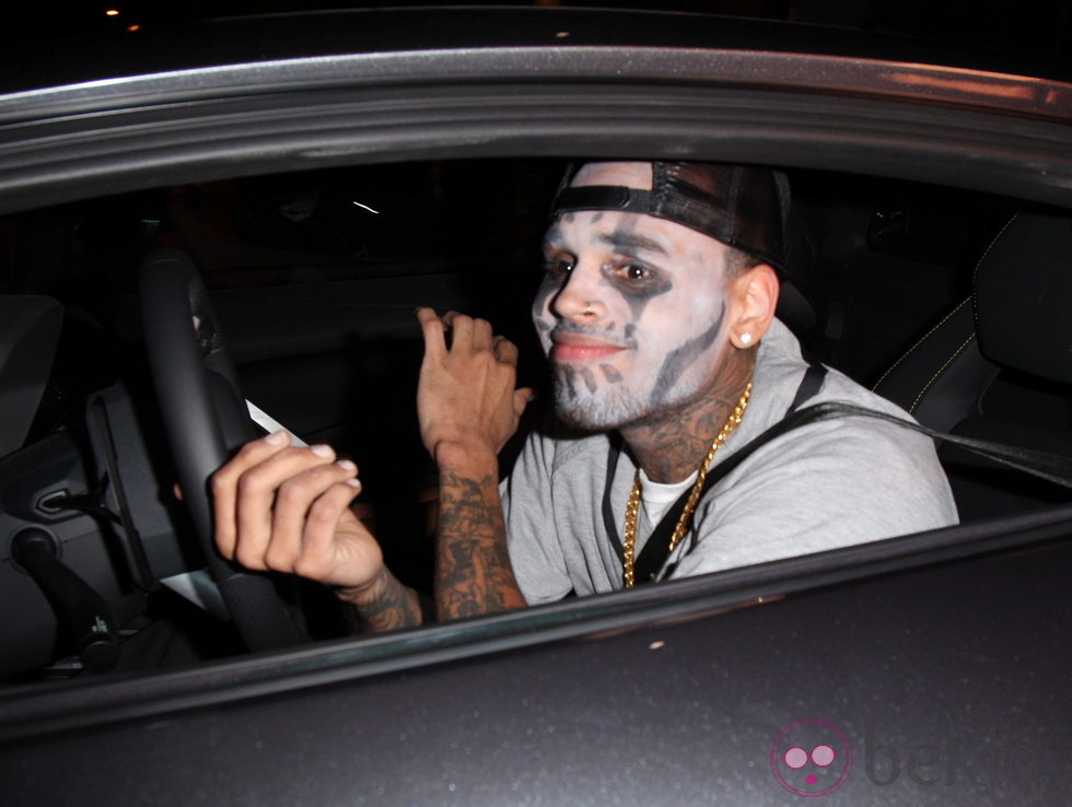 Chris Brown con la cara pintada para Halloween