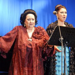 Montserrat Caballé con su hija durante un concierto el pasado verano de 2012