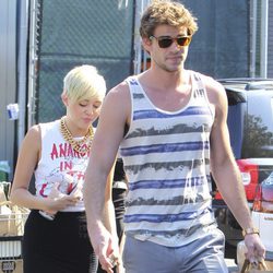 Miley Cyrus y su prometido Liam Hemsworth