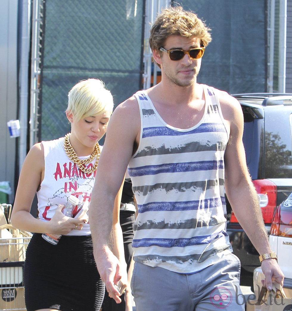 Miley Cyrus y su prometido Liam Hemsworth