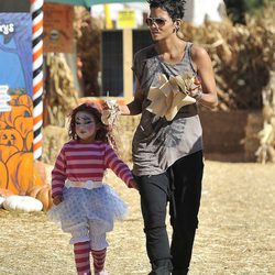 Halle Berry y su hija disfrutan de un día en un mercado de calabazas