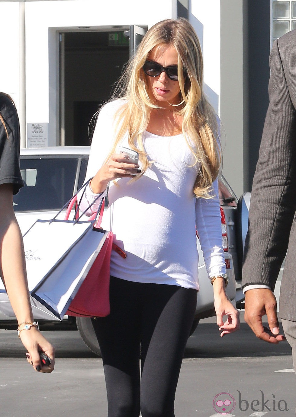 Petra Ecclestone sale de compras por Hollywood