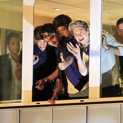 One Direction saludando desde el plató de 'El hormiguero'