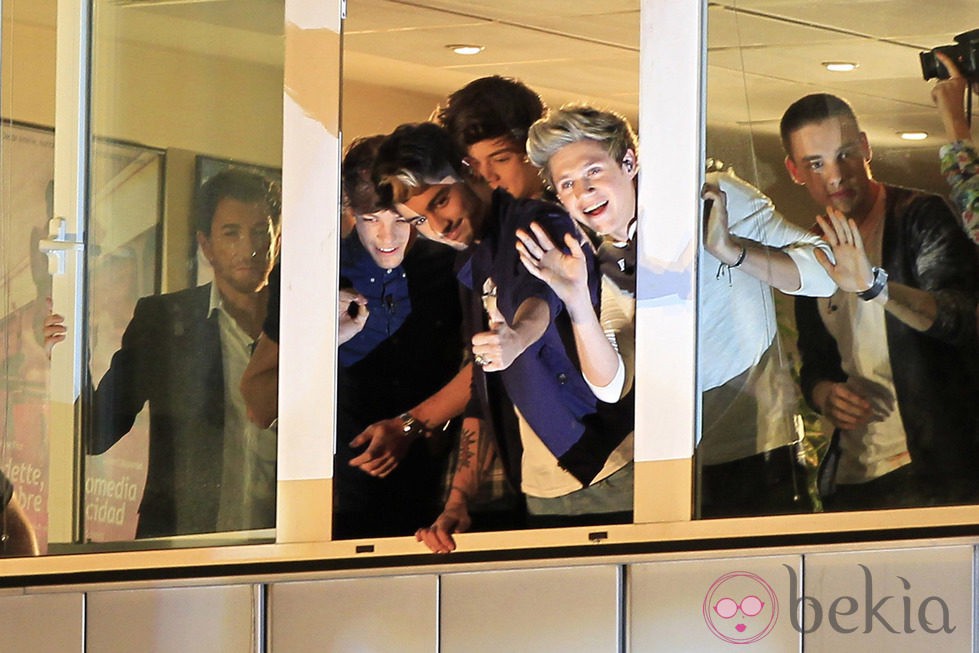 One Direction saludando desde el plató de 'El hormiguero'