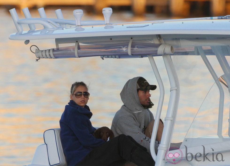 Enrique Iglesias y Anna Kournikova surcando las aguas de Miami