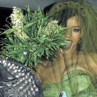 Rihanna celebra Halloween 2012 vestida de novia verde