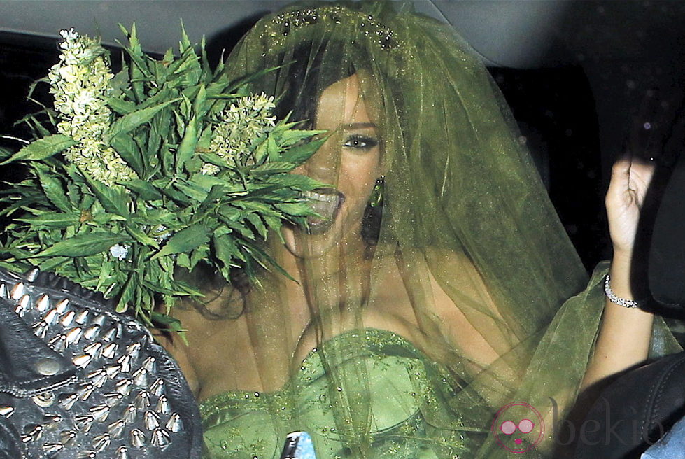 Rihanna celebra Halloween 2012 vestida de novia verde