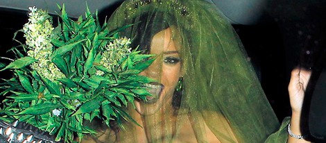 Rihanna celebra Halloween 2012 vestida de novia verde