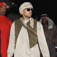 Chris Brown celebra Halloween 2012 disfrazándose de talibán