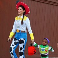 Sandra Bullock y su hijo Louis se disfrazan de 'Toy Story' en Halloween 2012