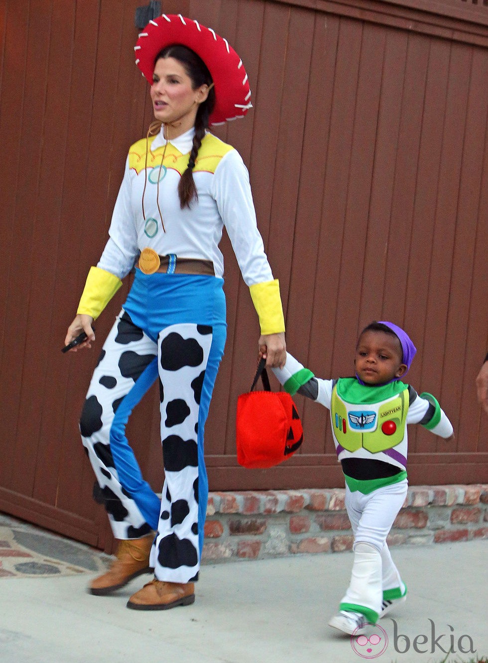 Sandra Bullock y su hijo Louis se disfrazan de 'Toy Story' en Halloween 2012