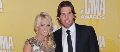 Carrie Underwood y su marido Mike Fisher en los Premios CMA 2012