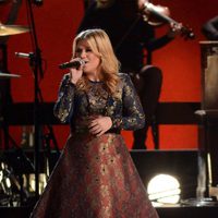 Kelly Clarkson durante su actuación en los Premios CMA 2012