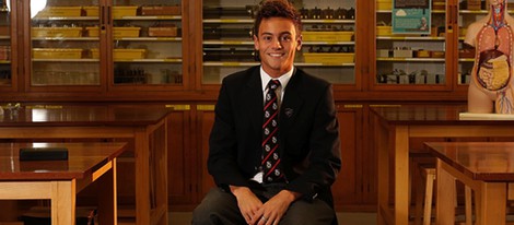 Tom Daley posa en su clase del Plymouth College