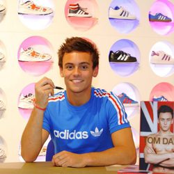 Tom Daley en su firma de libros en la tienda de Adidas