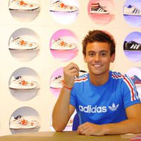 Tom Daley en su firma de libros en la tienda de Adidas