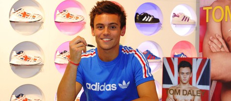 Tom Daley en su firma de libros en la tienda de Adidas