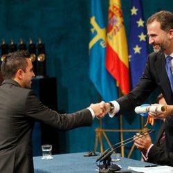 Xavi Hernández recibiendo su Premio Príncipe de Asturias de los Deportes 2012