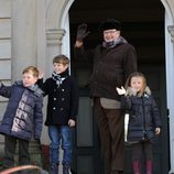 Enrique de Dinamarca y sus nietos Christian, Isabel y Félix saludan en la cacería Hubertus