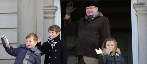 Enrique de Dinamarca y sus nietos Christian, Isabel y Félix saludan en la cacería Hubertus