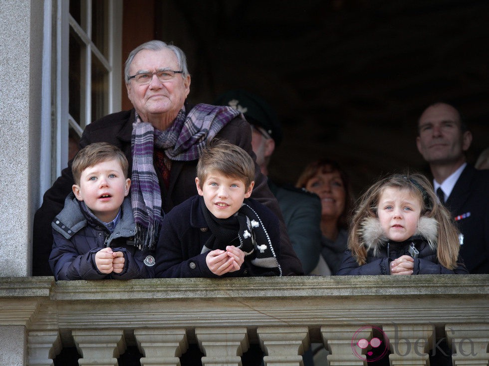 Enrique de Dinamarca con sus nietos Christian, Isabel y Félix en la cacería Hubertus