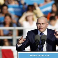 Pitbull da un discurso a favor de Obama