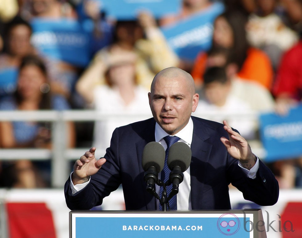 Pitbull da un discurso a favor de Obama