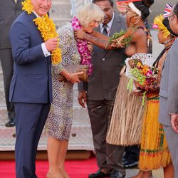 Carlos de Inglaterra y Camilla Parker son recibidos en Papúa Nueva Guinea