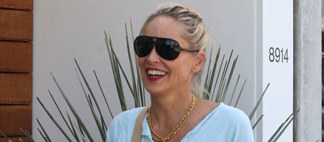 Sharon Stone con un bolso estampado con el rostro de Barack Obama