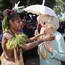 La Duquesa de Cornualles, obsequiada con un collar en Papúa Nueva Guinea