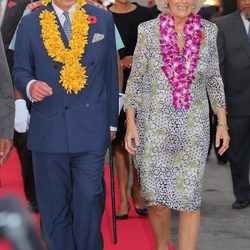 Carlos de Inglaterra y Camilla Parker a su llegada a Papúa Nueva Guinea