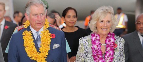 Carlos de Inglaterra y Camilla Parker a su llegada a Papúa Nueva Guinea