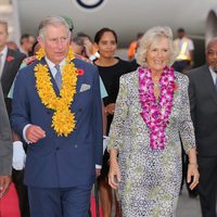 Carlos de Inglaterra y Camilla Parker a su llegada a Papúa Nueva Guinea