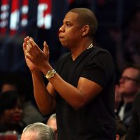 Jay-Z animando a su equipo de la NBA