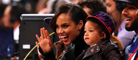 Alicia Keys con su hijo en un partido de la NBA