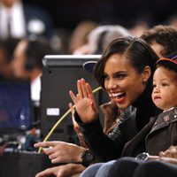 Alicia Keys con su hijo en un partido de la NBA