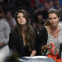 Maria Shriver y su hija Katherine Schwarzenegger en un partido de la NBA