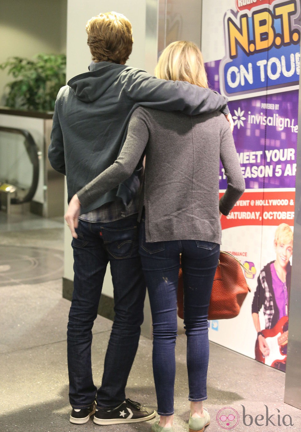 Emma Stone y Andrew Garfield agarrados en Los Angeles