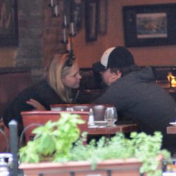 Erin Heatherton y Leonardo DiCaprio disfrutando de una comida en Nueva York