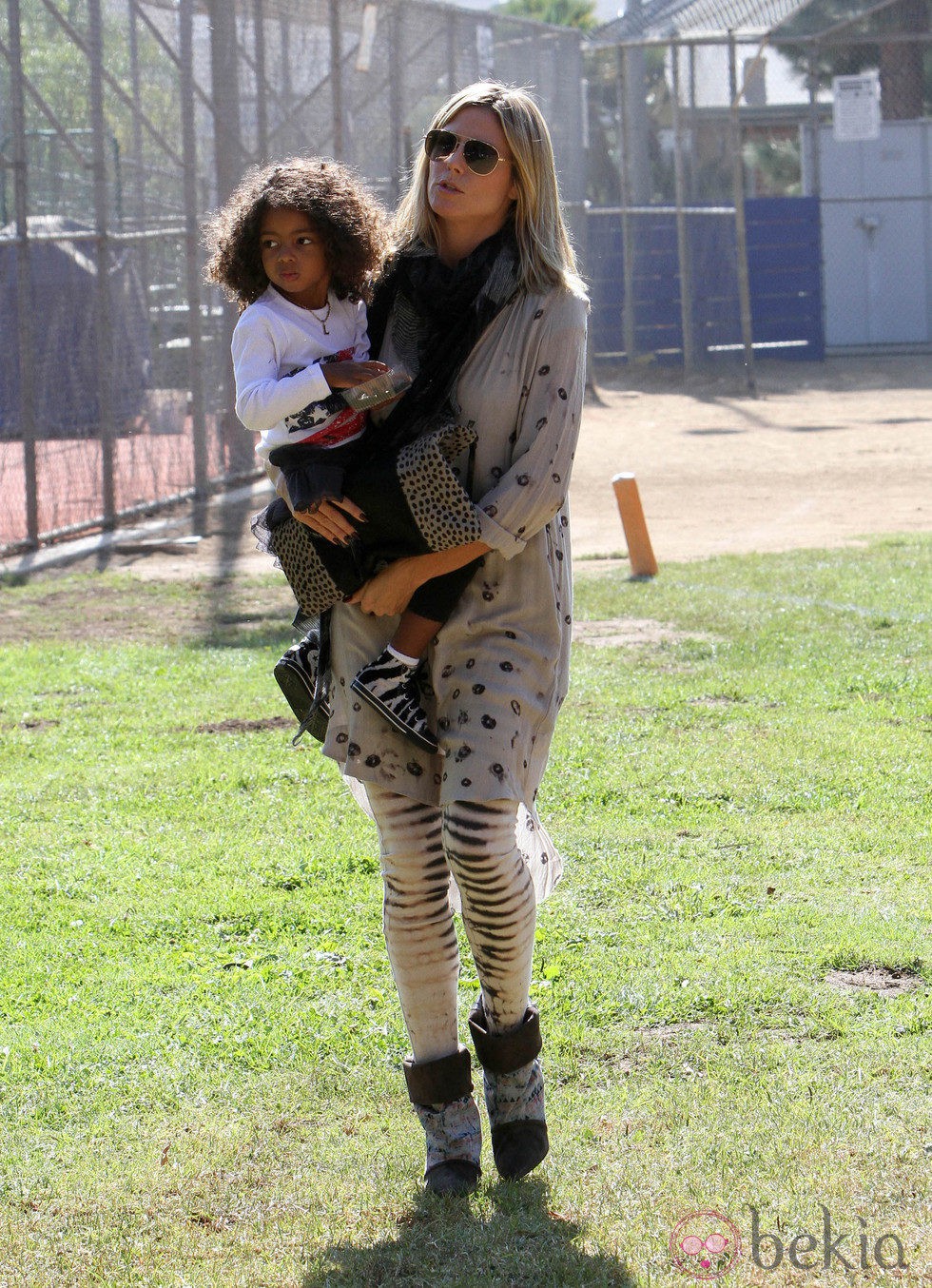 Heidi Klum con su hija Lou en un partido de fútbol de Los Ángeles