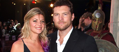 Sam Worthington y su novia en el estreno de la película 'Titanes'