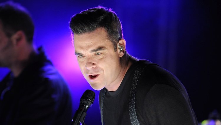 Robbie Williams cantando tras encender las luces de Navidad de Londres